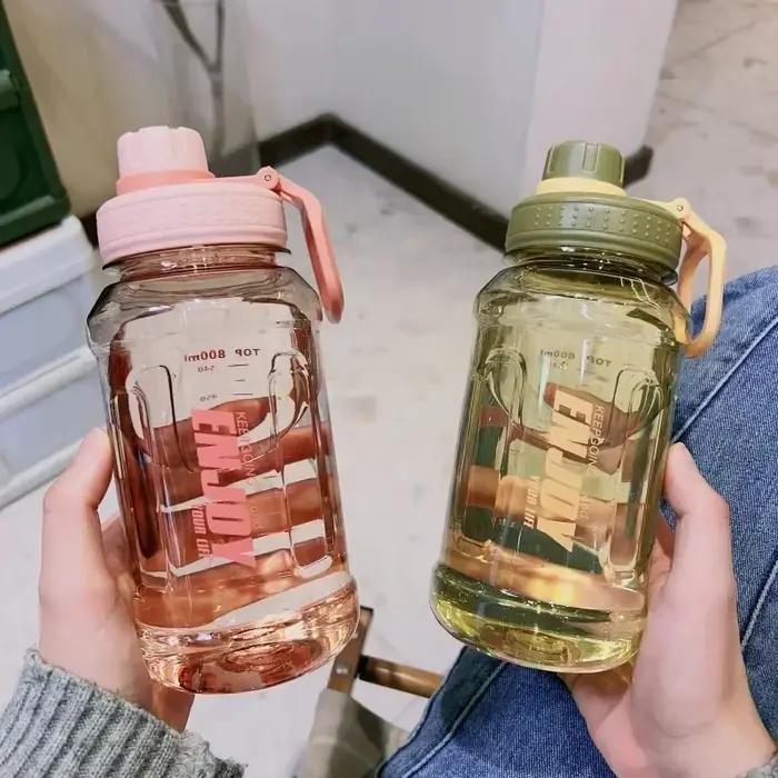 Bouteille sport sans BPA 1 litre avec filtre design moderne pour randonnée et activités de plein air adaptable à toutes les occasions