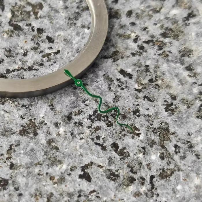 Montre en forme de serpent S