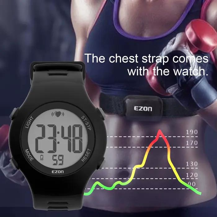 Moniteur de fréquence cardiaque montre de sport en cours d'exécution avec sangle pectorale exercice