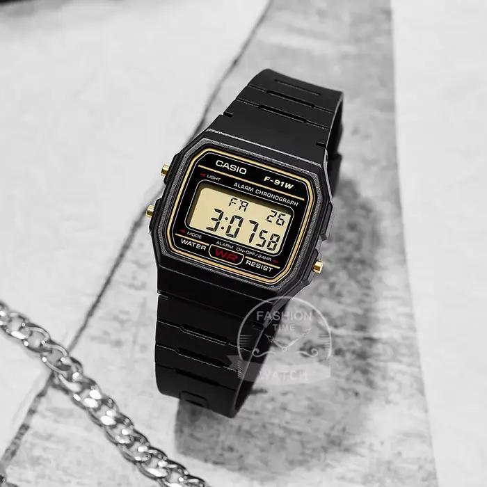 Casio petite montre carrée rétro design confortable style classique pour tenue décontractée mouvement numérique alarme résistance aux chocs et luminosité occasionnels sorties en ville voyages et événements spéciaux