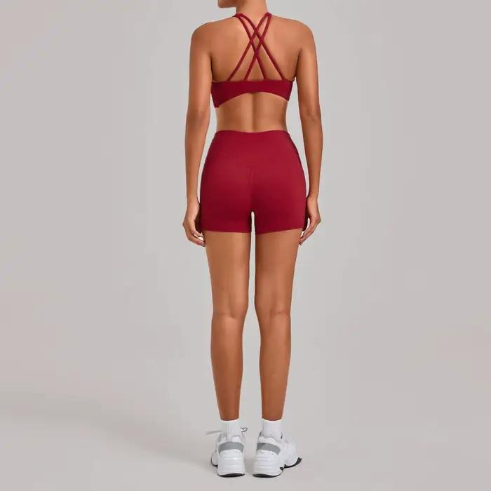 Ensemble de vêtements de sport pour femme : débardeur à dos croisé avec coussinets de poitrine amovibles et shorts de yoga moulants à séchage rapide pour le fitness