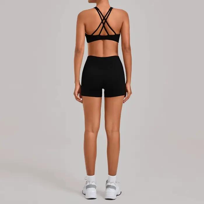 Ensemble de vêtements de sport pour femme : débardeur à dos croisé avec coussinets de poitrine amovibles et shorts de yoga moulants à séchage rapide pour le fitness
