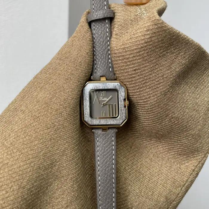Montre rétro en acier inoxydable avec bracelet en cuir pour femmes, montre rétro chic et intemporelle, idéale pour les occasions spéciales