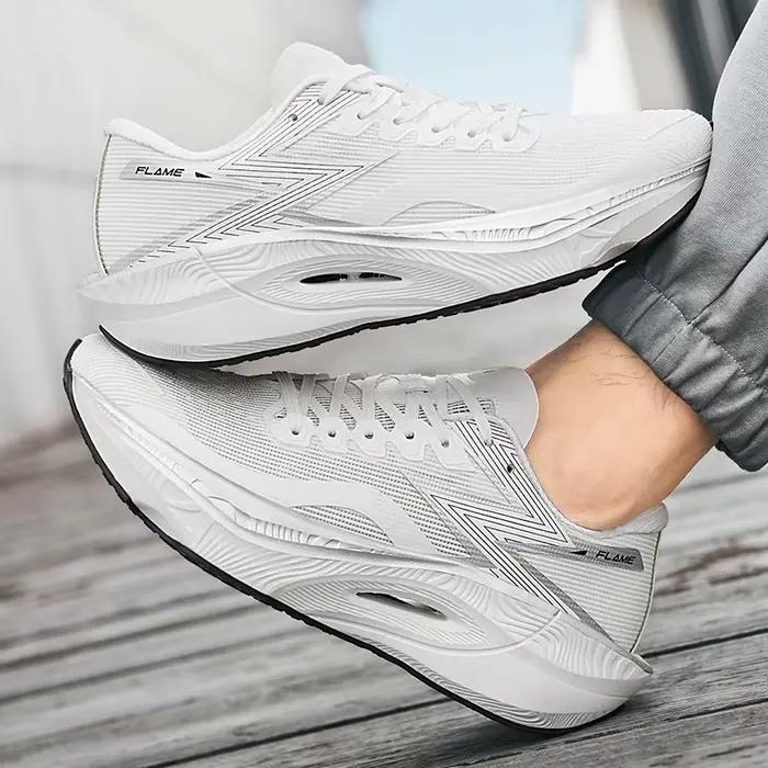 Chaussures de course à pied avec semelle en carbone