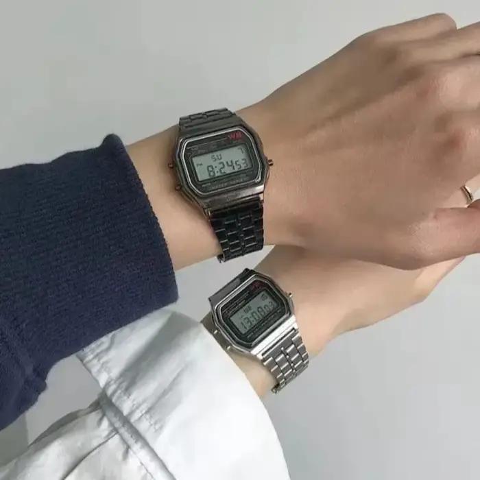 Montre numérique en acier inoxydable pour hommes et femmes