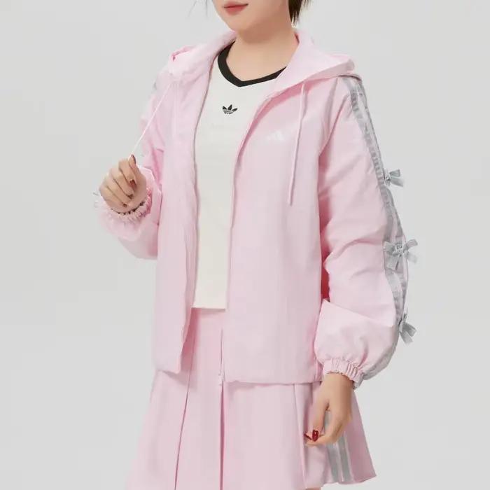 Adidas Veste coupe-vent à capuche pour femme Coupe ample Vêtements de sport décontractés KR7603